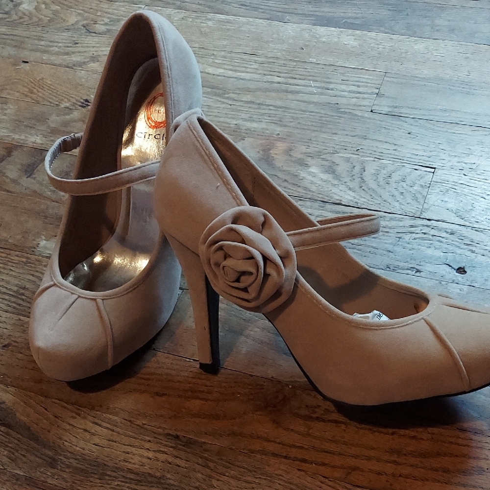 4 For $12 Joan & David Tan Heels Elegant Suede Design